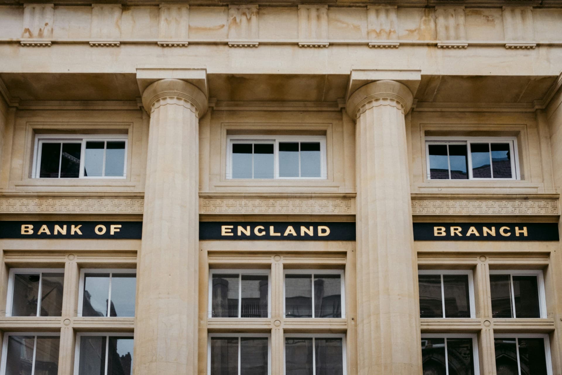 BREAKING NEWS: Bank of England Confirm UK Interest Rates Held at 4%